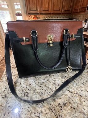 Bostanten bag has a really polished vintage-inspired executive briefcase look!